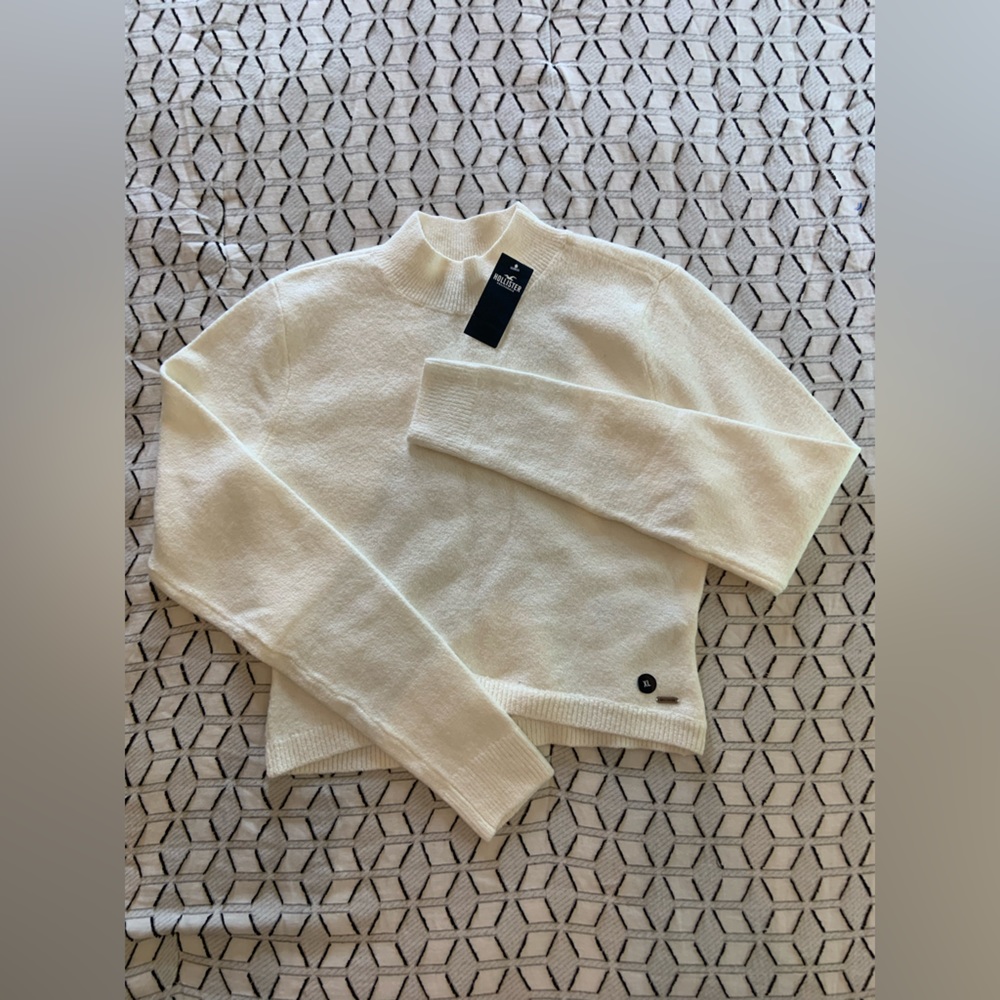NWT // Hollister Cropped Mock Neck Sweater in Cream